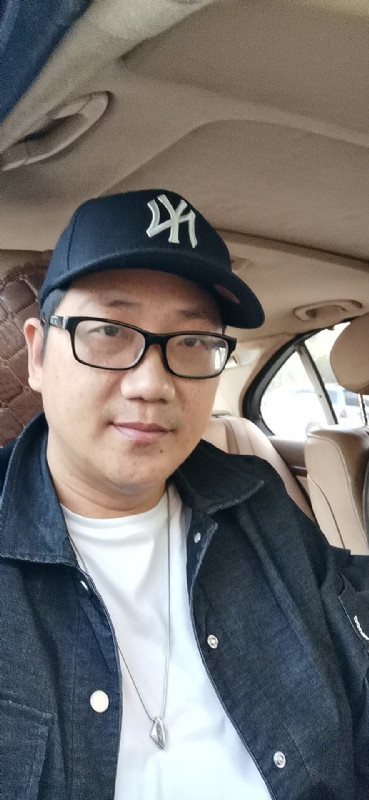 拥抱幸福的第一张照片--龙岩婚介网